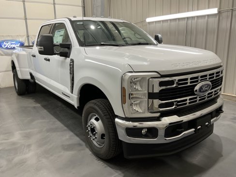 New 2026 Ford F350 4x4 Crew Cab DRW Super Duty image 1
