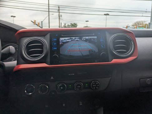 Used 2017 Toyota Tacoma TRD Sport image 15