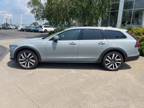 Certified 2025 Volvo V90 B6 Cross Country Plus image 2