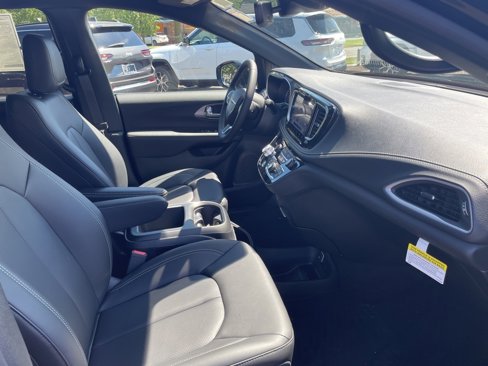 New 2026 Chrysler Pacifica Select image 16