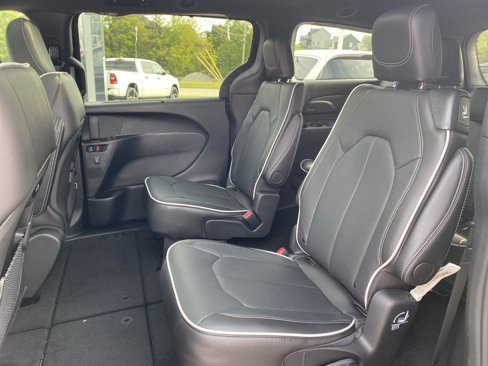 New 2026 Chrysler Pacifica Limited w/ S Appearance Package image 25
