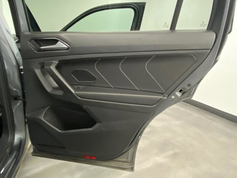 Used 2023 Volkswagen Tiguan SE image 43