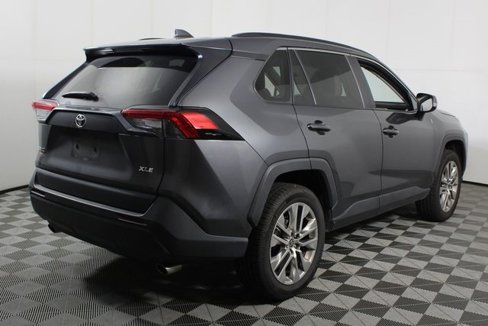 Used 2021 Toyota RAV4 XLE Premium image 5