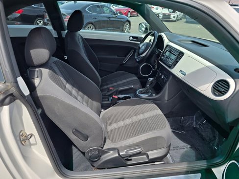 Used 2012 Volkswagen Beetle Launch Edition image 12