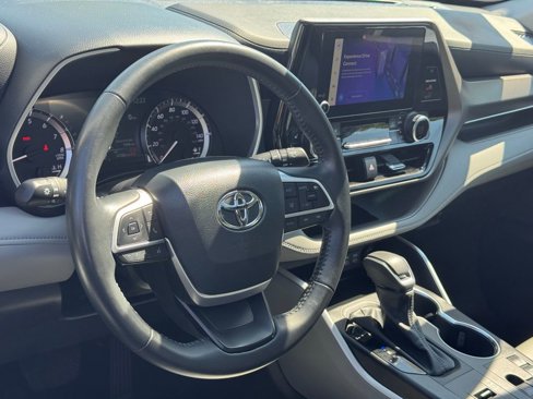 Certified 2024 Toyota Highlander XLE image 17