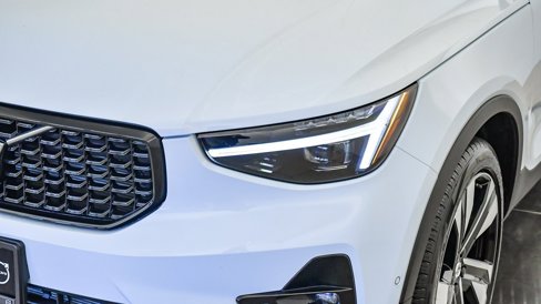 Certified 2025 Volvo XC40 B5 Plus w/ Climate Package image 9