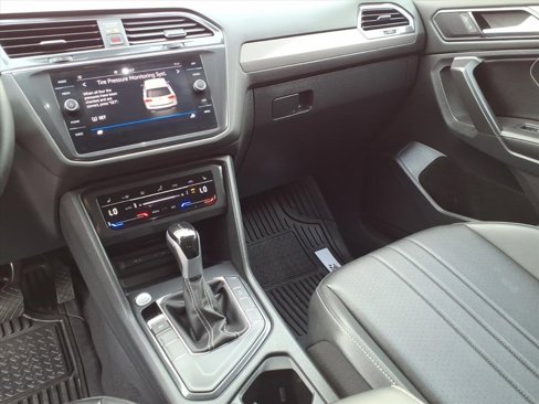 Used 2024 Volkswagen Tiguan SE image 6
