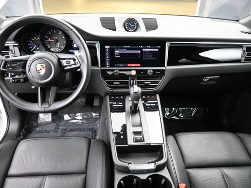 Certified 2025 Porsche Macan image 6
