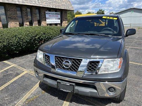 Used 2011 Nissan Frontier SV image 2
