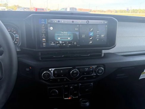Used 2024 Jeep Gladiator Sport image 15