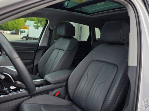 Used 2022 Audi e-tron Premium w/ Convenience Plus Package image 26