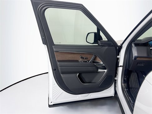 Used 2025 Land Rover Range Rover SE image 12
