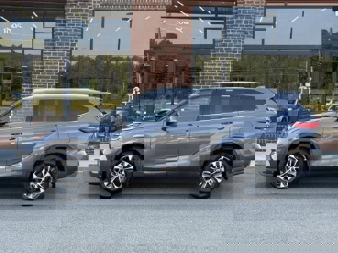 Used 2022 Toyota Highlander XLE image 3