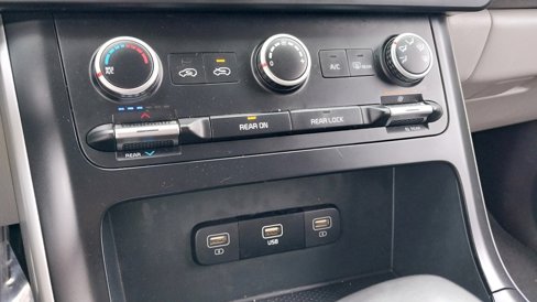 Used 2024 Kia Carnival LX image 27