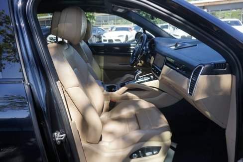 Used 2021 Porsche Cayenne w/ Premium Package image 19