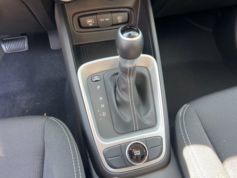 Used 2025 Hyundai Venue SEL image 16