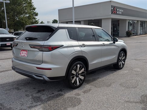 New 2025 Mitsubishi Outlander SE image 2