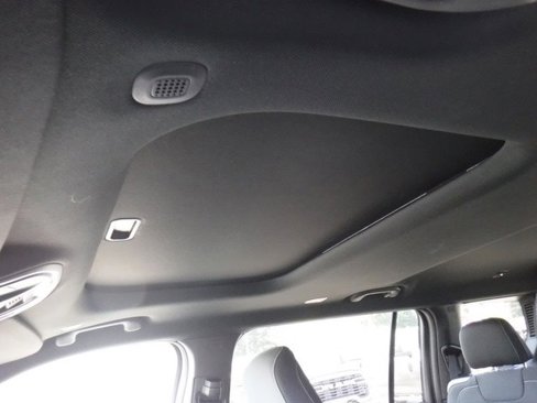 New 2025 Jeep Grand Cherokee L Laredo image 11