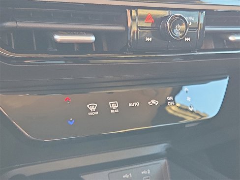 Used 2025 Nissan Kicks SR image 14