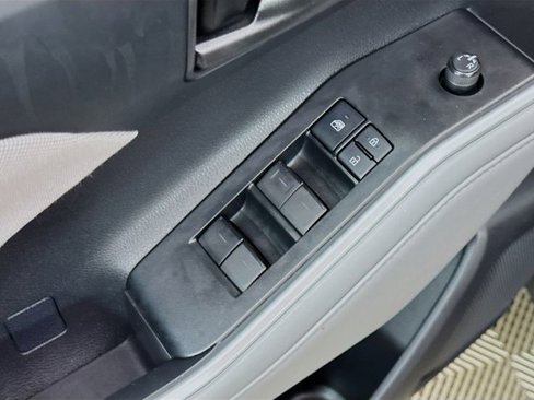 Used 2021 Toyota Highlander LE image 17