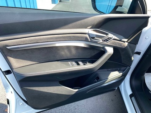 Used 2021 Audi e-tron Prestige w/ Prestige Package image 36