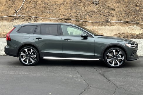 New 2026 Volvo V60 B5 Cross Country Ultra w/ Climate Package image 4