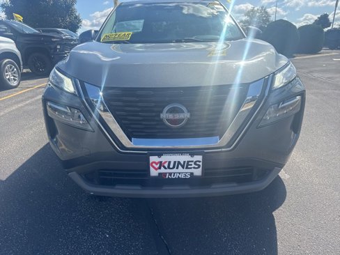 Used 2023 Nissan Rogue SV image 2