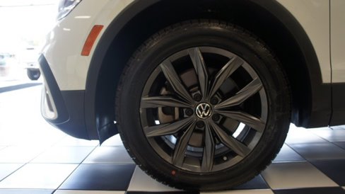 Used 2022 Volkswagen Tiguan SE image 59