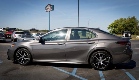 Used 2021 Toyota Camry SE image 19
