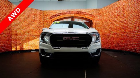 Used 2024 GMC Terrain SLE image 2