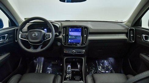 Certified 2025 Volvo XC40 B5 Plus w/ Climate Package image 15