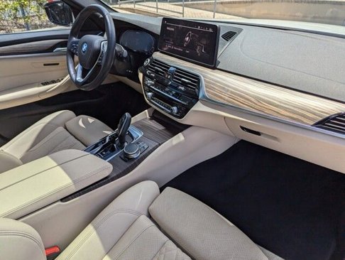 Used 2023 BMW 530e w/ Convenience Package image 32