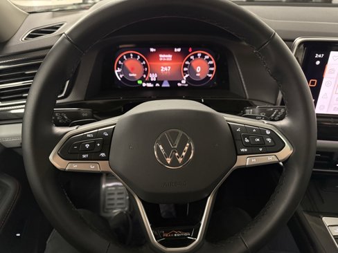 Used 2025 Volkswagen Atlas Peak Edition SE image 11