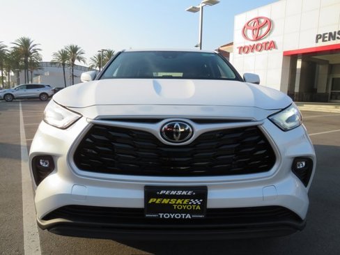 New 2025 Toyota Highlander LE image 2