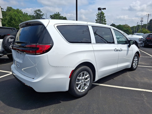 New 2026 Chrysler Pacifica Select image 4