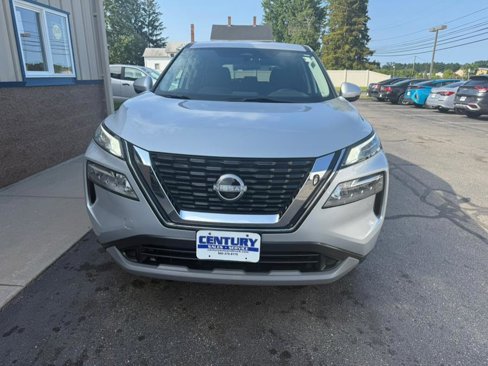 Used 2022 Nissan Rogue SV image 2