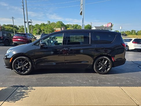 New 2026 Chrysler Pacifica Limited w/ S Appearance Package image 5