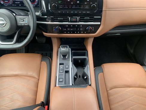Used 2024 Nissan Pathfinder Platinum image 18