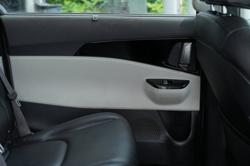 Used 2024 Kia Carnival EX image 32