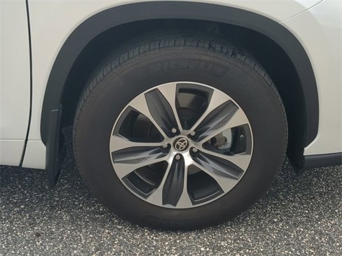 Used 2022 Toyota Highlander XLE image 26