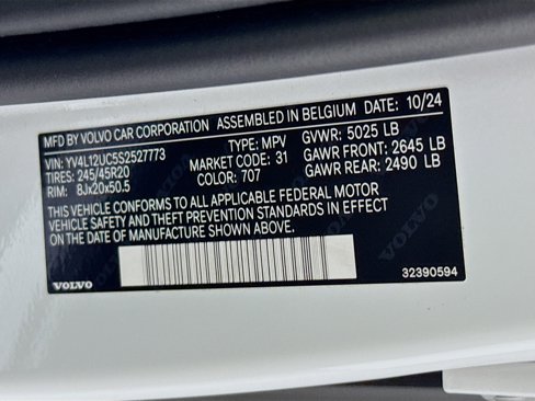 Used 2025 Volvo XC40 B5 Plus image 38