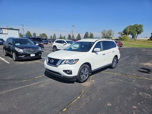 Used 2020 Nissan Pathfinder SV image 1