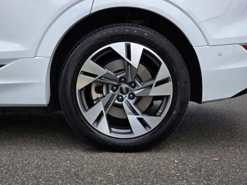 Used 2022 Audi e-tron Premium w/ Convenience Plus Package image 40