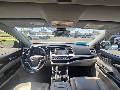 Used 2018 Toyota Highlander XLE image 21