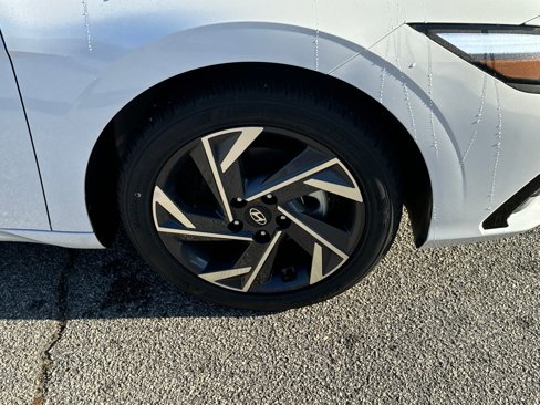 Used 2025 Hyundai Elantra SEL image 12