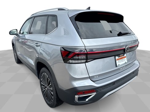 Certified 2025 Volkswagen Taos SE image 6