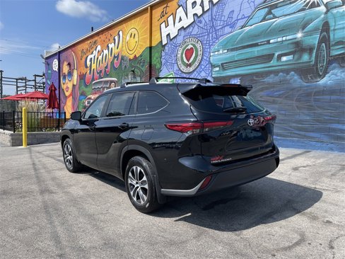 Used 2023 Toyota Highlander XLE image 3