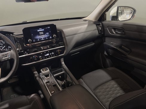 Used 2025 Nissan Pathfinder SV image 22