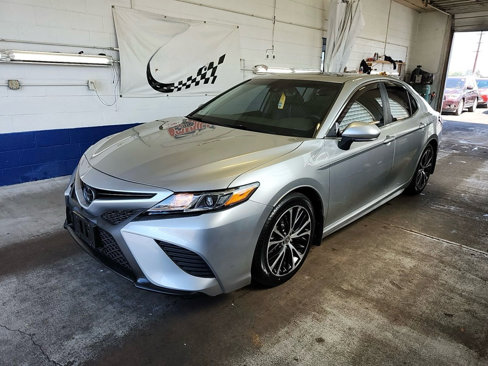 Used 2020 Toyota Camry SE image 1