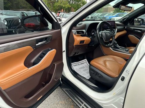 Used 2021 Toyota Highlander Platinum image 12